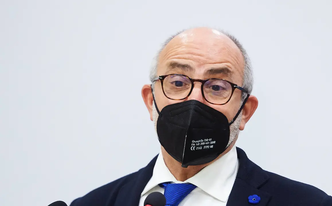 El consejero de Sanidad de Cantabria, Miguel Rodr&iacute;guez, con mascarilla - Juan Manuel Serrano