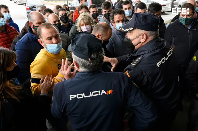 Unos 300 ganaderos han participado en una protesta en Torrelavega para denunciar los bajos precios de la leche a las puertas de Mercadona, una concentraci&oacute;n saldada con alg&uacute;n forcejeo al impedirles entrar en el supermercado. / Pedro Puente Hoyos
