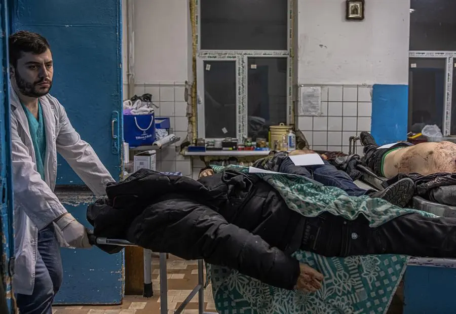 Un trabajador m&eacute;dico traslada el cad&aacute;ver de un hombre civil, supuestamente asesinado por el ej&eacute;rcito ruso, en un dep&oacute;sito de cad&aacute;veres, en Brovary, regi&oacute;n de Kiev, Ucrania. EFE/EPA/ROMAN PILIPEY