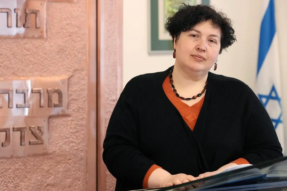 La rabina Julia Gris, quien dirigi&oacute; una congregaci&oacute;n jud&iacute;a progresista en Odessa, Ucrania, visita una sinagoga en Varsovia, Polonia, el s&aacute;bado 12 de marzo de 2022. Muchos jud&iacute;os se encuentran entre los m&aacute;s de 2,5 millones de refugiados que abandonan Ucrania.&nbsp;Las organizaciones jud&iacute;as internacionales se han movilizado para ayudar, trabajando con las comunidades jud&iacute;as locales en Polonia, Rumania, Moldavia y otros lugares para organizar alimentos, refugio, atenci&oacute;n m&eacute;dica y otro tipo de asistencia.&nbsp;Entre ellos se encuentra la rabina Gris, la &uacute;nica mujer rabina de Ucrania, que en estos d&iacute;as dirige los servicios de Shabat en l&iacute;nea para su congregaci&oacute;n dispersa.&nbsp;(Foto AP/Czarek Sokolowski)