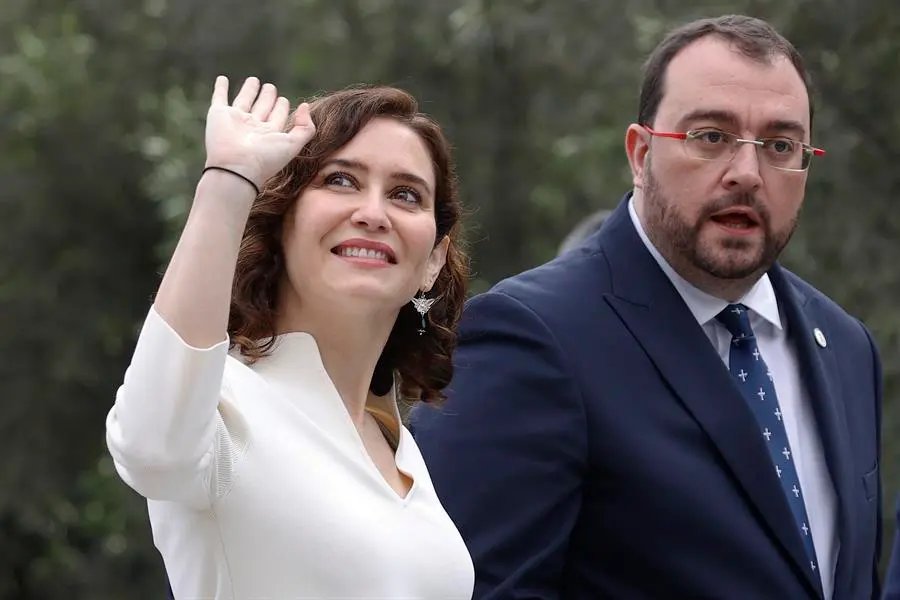La presidenta de la Comunidad de Madrid, Isabel D&iacute;az Ayuso (i) y el de Asturias, Adri&aacute;n Barb&oacute;n (d) a su llegada a la XXVI Conferencia de Presidentes celebrada este domingo en el Museo Arqueol&oacute;gico Benahoarita en la localidad de Los Llanos de Aridane, al oeste de la isla de La Palma. EFE/ Juan Carlos Hidalgo