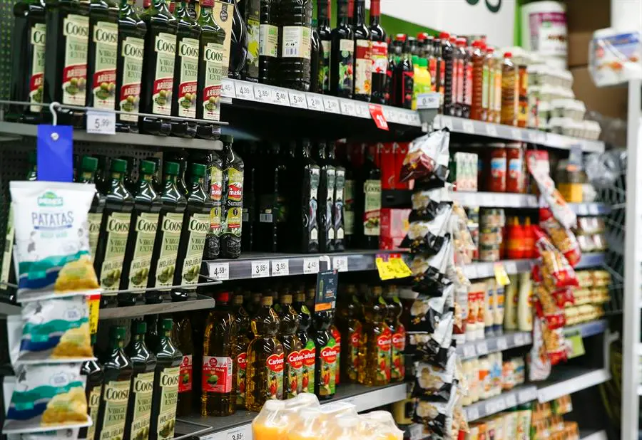 Estanter&iacute;as con botellas de aceite en un supermercado de Madrid el pasado martes. EFE/Victor Casado