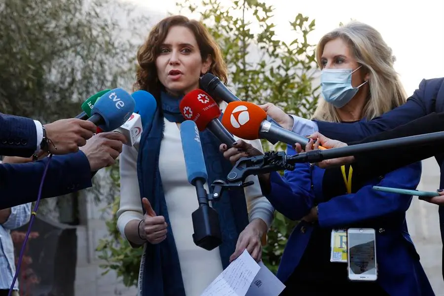 La presidenta de la Comunidad de Madrid, Isabel D&iacute;az Ayuso, atiende a los medios de comunicaci&oacute;n tras la reuni&oacute;n de la XXVI Conferencia de Presidentes. EFE/Miguel Calero.
