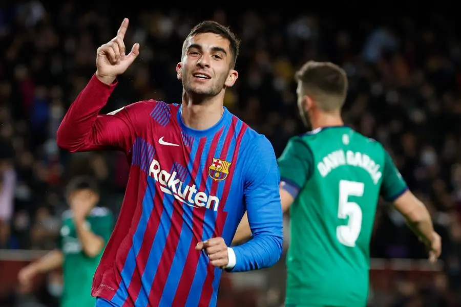 El delantero del FC Barcelona, Ferr&aacute;n Torres, celebra uno de los goles conseguido por el jugador blaugrana durante el encuentro correspondiente a la jornada 28 de primera divisi&oacute;n en el estadio Camp Nou de Barcelona. EFE / Toni Albir.