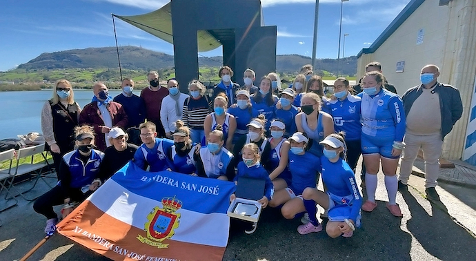 Las remeras de Planchada posan con la bandera y las autoridades presentes.