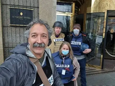 Pierre Zakrzewski (en primer plano) con varios colegas en el hotel Intercontinental de Kiev. .FOX NEWS / AFP