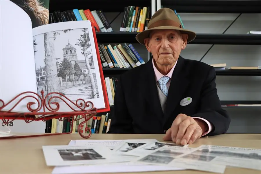 A sus 96 a&ntilde;os, el palentino Maximino Rodr&iacute;guez se siente orgulloso y "encantado de la vida" de poder exponer por s&eacute;ptima vez, en esta ocasi&oacute;n en la localidad c&aacute;ntabra de Liencres, las &uacute;ltimas obras que ha pintado a plumilla, porque asegura que el arte no entiende de edad. EFE/ Celia Ag&uuml;ero Pereda