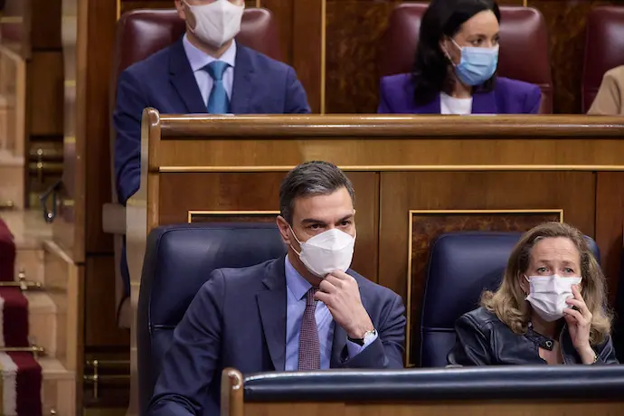 El presidente del Gobierno, Pedro S&aacute;nchez, y la vicepresidenta primera y ministra de Asuntos Econ&oacute;micos, Nadia Calvi&ntilde;o, en una sesi&oacute;n plenaria, en el Congreso de los Diputados, a 16 de marzo de 2022, en Madrid (Espa&ntilde;a). El pleno est&aacute; marcado, entre otros asuntos, por las preguntas de la oposici&oacute;n al Gobierno central sobre su gesti&oacute;n ante el agravamiento de la crisis econ&oacute;mica como consecuencia del conflicto b&eacute;lico de Ucrania. La sesi&oacute;n se celebra con la crisis interna del PP y los recientes cambios en el hemiciclo como tel&oacute;n de fondo.
16 MARZO 2022;CONGRESO;UCRANIA;DIPUTADOS;MADRID;GUERRA
Jes&uacute;s Hell&iacute;n / Europa Press
16/3/2022