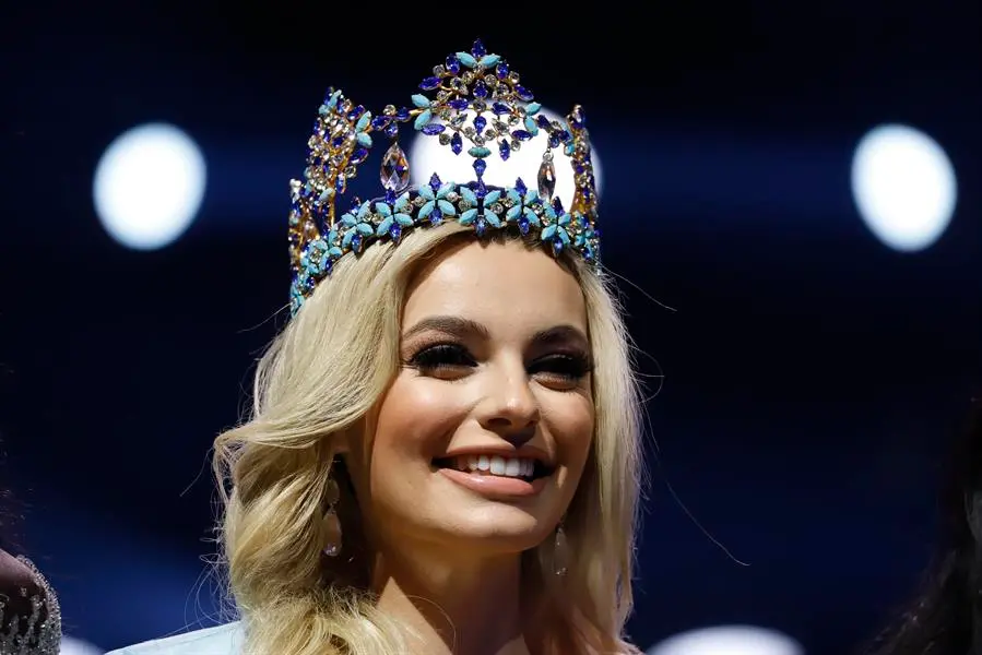 La representante de Polonia, Karolina Bielawska, tras consagrarse como Miss Mundo 2021, hoy, en la gala celebrada en el Coca Cola Music Hall, en San Juan (Puerto Rico). EFE/ Thais Llorca