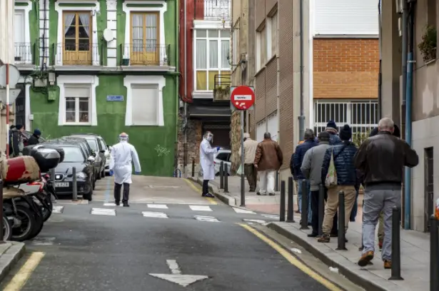 Colas ante la cocina econ&oacute;mica de Santander para el reparto de ese d&iacute;a ya que las instalaciones permanecen cerradas a causa del confinamiento. / AGUILERA