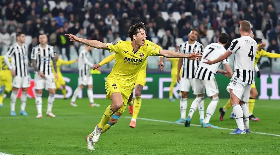 Pau Torres, del Villarreal, celebra tras marcar el gol del 0-2 durante el partido de f&uacute;tbol de octavos de final de la Liga de Campeones de la UEFA entre el Juventus FC y el Villarreal FC en el Allianz Stadium de Tur&iacute;n, Italia, el 16 de marzo de 2022. (Liga de Campeones, Italia, Laos) EFE/EPA/ALESSANDRO DI MARCO