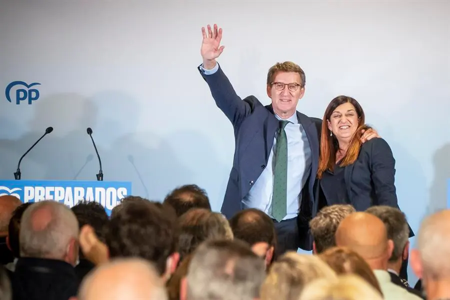 Feijoo y la presidenta del PP de Cantabria, S&aacute;enz de Buruaga. / Aguilera