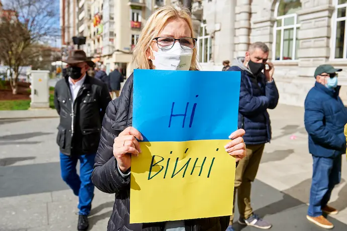Una mujer con un cartel con la bandera de Ucrania, participa en un minuto de silencio para condenar la guerra en Ucrania y en apoyo a los ciudadanos ucranianos, en la Plaza del Ayuntamiento, a 4 de marzo de 2022, en Santander, Cantabria (Espa&ntilde;a). Con este acto han querido mostrar su repulsa a la guerra de Ucrania tras la entrada de las tropas rusas el pasado 24 de febrero y apoyar a los ciudadanos del pa&iacute;s afectado. Seg&uacute;n las &uacute;ltimas informaciones, Rusia se ha hecho con el poder de la central nuclear de Zaporiyia, la m&aacute;s grande de Europa. El balance de la guerra seg&uacute;n las &uacute;ltimas informaciones, tanto por parte del gobierno ucraniano como de ACNUR, es de al menos 2.000 civiles muertos y de alrededor de un mill&oacute;n de refugiados que han huido de Ucrania.