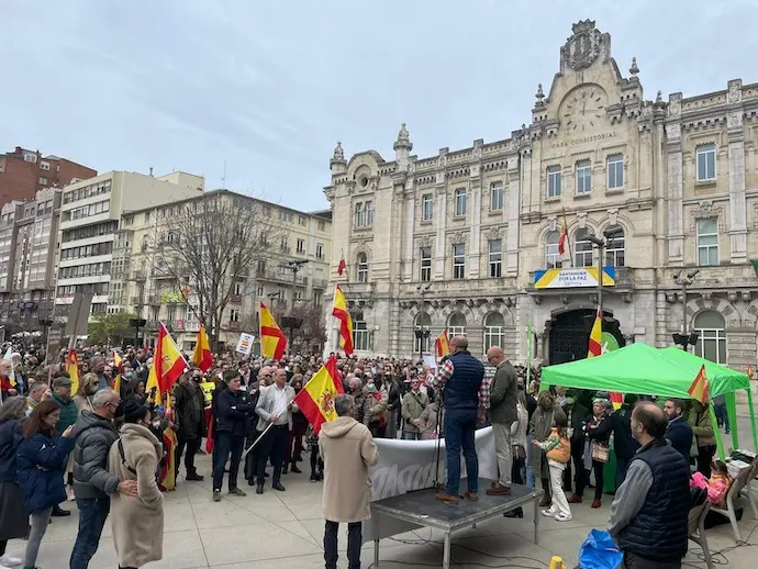 Simpatizantes de Vox se han movilizado este s&aacute;bado frente a los ayuntamientos de Cantabria.