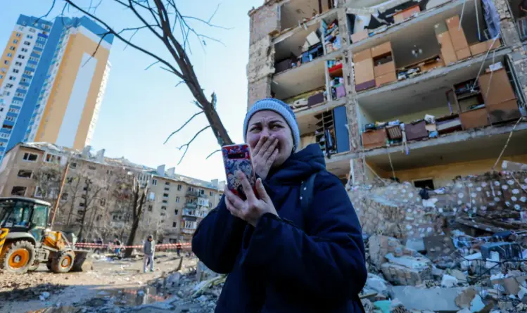 Una mujer ucraniana llora frente a un edificio residencial destruido por la artiller&iacute;a en una zona residencial de Kiev en medio de la invasi&oacute;n rusa, en Kiev Fotograf&iacute;a: Ceng Shou Yi/NurPhoto/REX/Shutterstock
