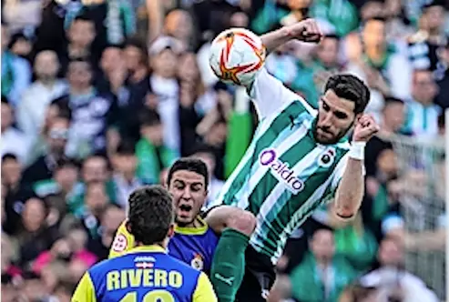 Fausto Tienza, elev&aacute;ndose sobre sus rivales. / Hardy