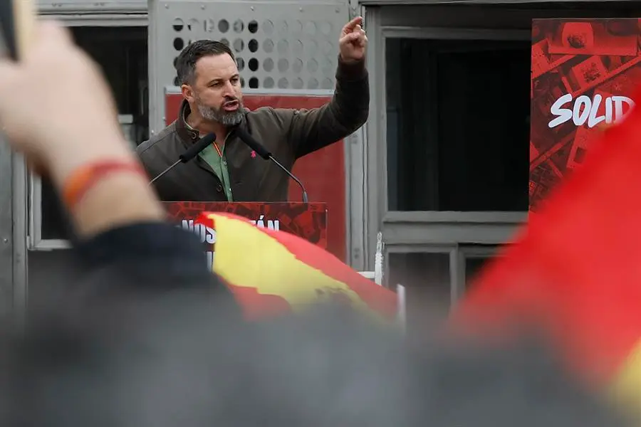 El l&iacute;der de Vox, Santiago Abascal, pronuncia un discurso durante una manifestaci&oacute;n, este s&aacute;bado en Madrid. EFE/Ballesteros
