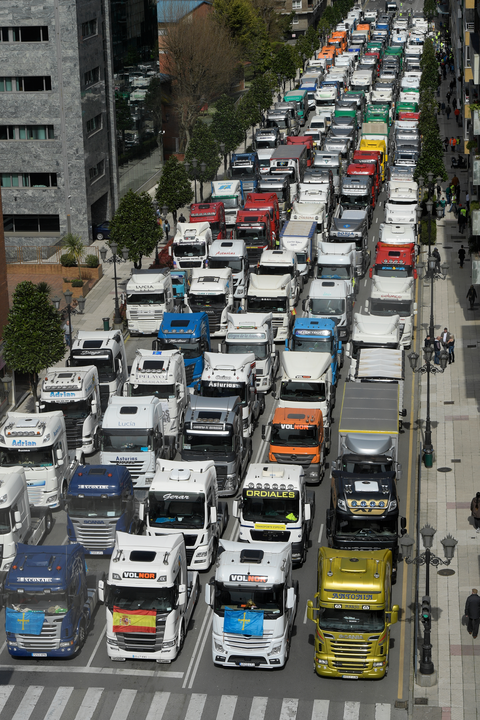 Diversos colectivos de transporte y ganaderos se manifiestan en Oviedo este s&aacute;bado con motivo de la huelga de transporte en las cercan&iacute;as del Palacio de Exposiciones donde se celebra el XXXIII Congreso de la Federaci&oacute;n Socialista Asturiana. EFE/Eloy Alonso