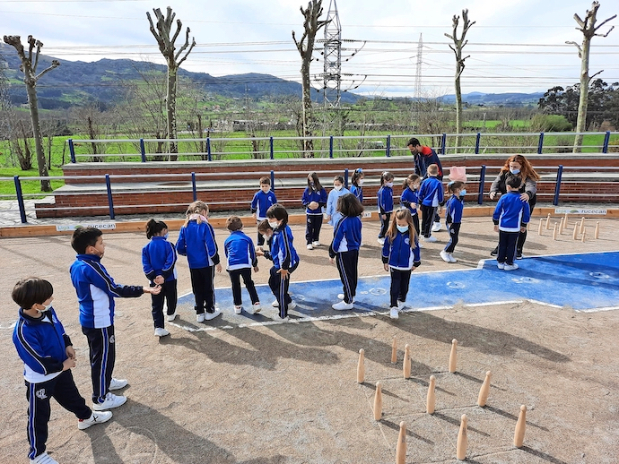 Alumnos del Colegio San Jos&eacute; acuden a la bolera de Muslera
