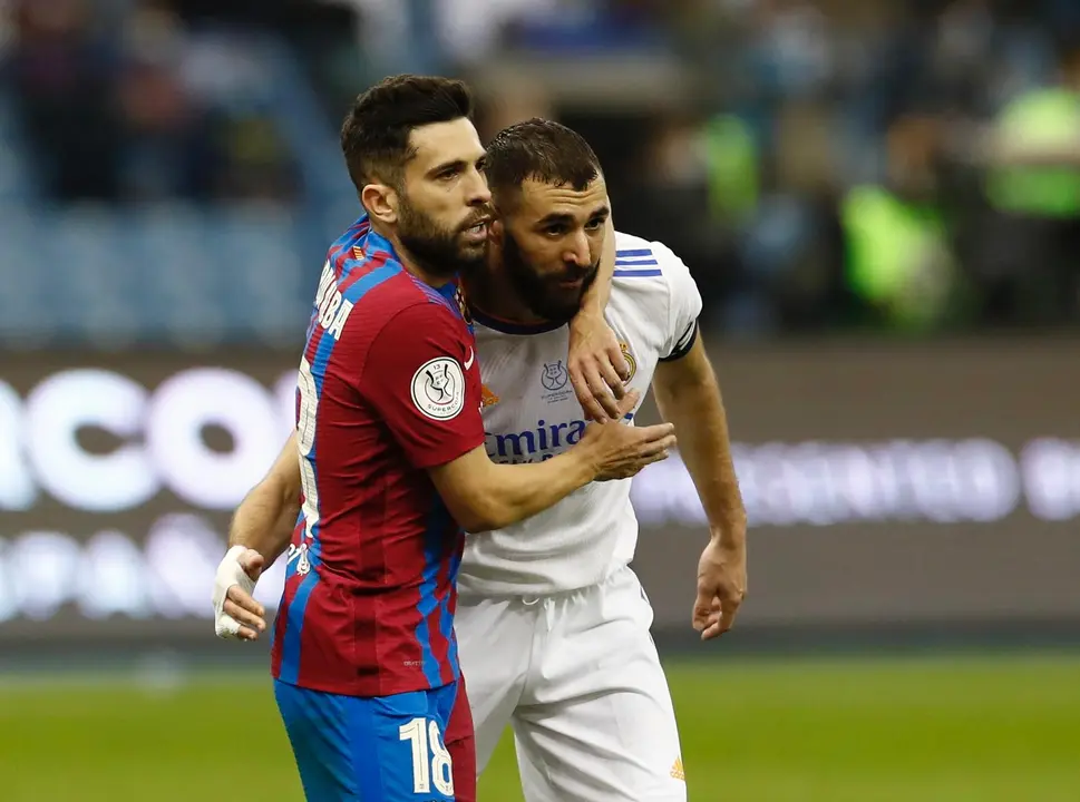 Jordi Alba abraza a Benzema durante el Barcelona-Real Madrid de la Supercopa de Espa&ntilde;a. Foto: RFEF