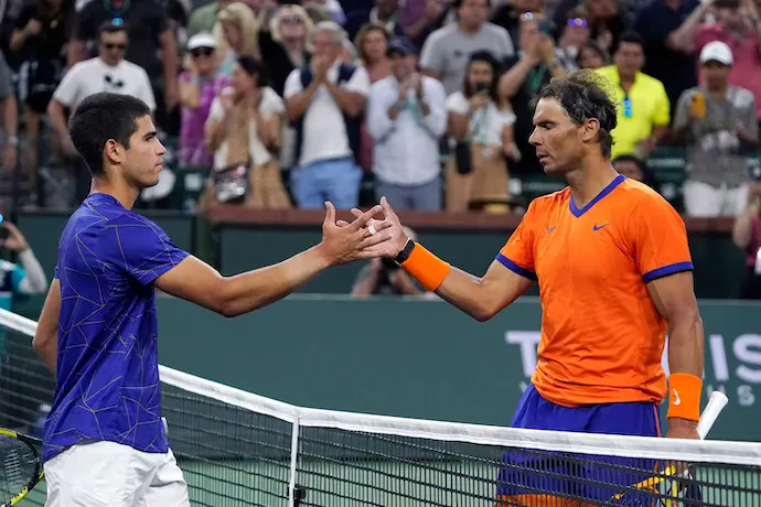 Nadal y Alcaraz se saludan tras el partido.Mark J. TerrillAP