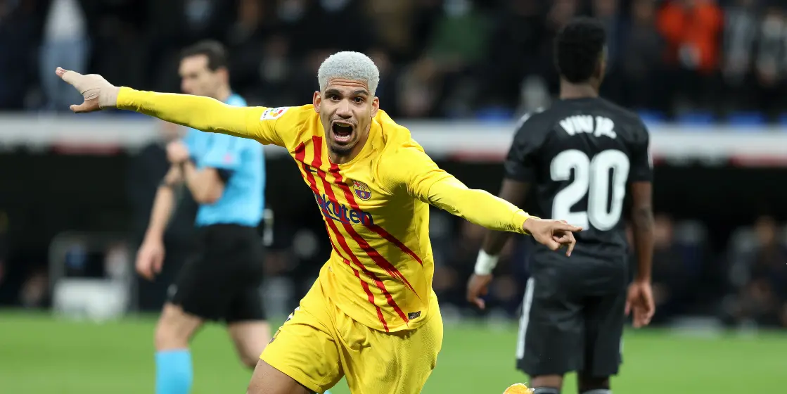 Ronald Araujo del FC Barcelona celebra un gol durante el partido de f&uacute;tbol de la Liga Santander entre el Real Madrid y el FC Barcelona en el estadio Santiago Bernab&eacute;u el 20 de marzo de 2022, en Madrid, Espa&ntilde;a./ AFP7