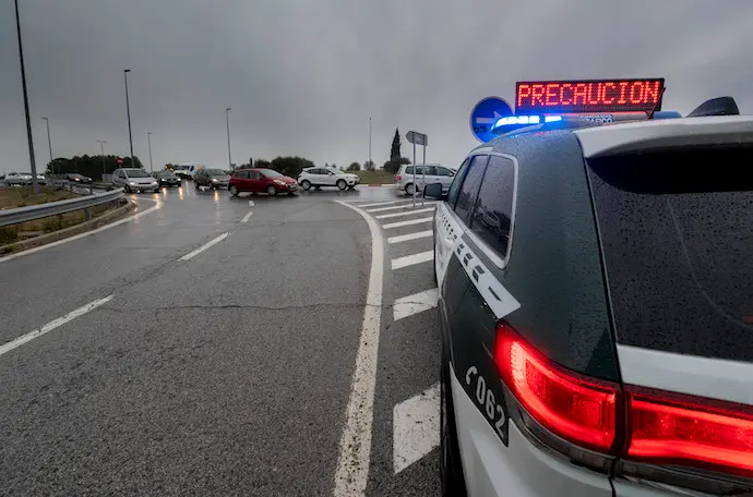 Un veh&iacute;culo de la Guardia Civil agiliza el tr&aacute;fico en la carretera A-1, a 29 de octubre de 2021, en Madrid (Espa&ntilde;a). A partir de las 15:00 horas, arranca el operativo especial de la DGT por el puente de Todos los Santos en el que se prev&eacute;n 5,53 millones de desplazamientos. El dispositivo durar&aacute; hasta la medianoche del pr&oacute;ximo lunes 1 de noviembre con motivo de la festividad de &aacute;mbito nacional este &uacute;ltimo d&iacute;a del puente. Tr&aacute;fico ha alertado a los conductores que extremen la precauci&oacute;n ante la previsi&oacute;n de dos factores que pueden incrementar el riesgo de sufrir un accidente: la previsi&oacute;n de lluvias y el cambio de hora durante la madrugada del domingo.
29 OCTUBRE 2021;TRAFICO;DESPLAZAMIENTOS;VEHICULOS;VIAJES;CARRETERAS;COCHES;VACACIONES;PUENTE;PUENTE DE TODOS LOS SANTOS
Alberto Ortega / Europa Press
(Foto de ARCHIVO)
29/10/2021