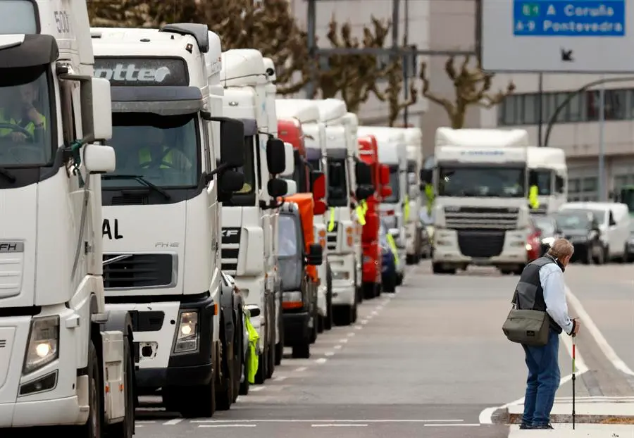 Un grupo de transportistas gallegos circulan con m&aacute;s de un centenar de camiones y veh&iacute;culos agrarios, haciendo sonar la bocina para protestar por el alza de los precios del combustible, este lunes en Santiago de Compostela. EFE/Lavandeira jr
