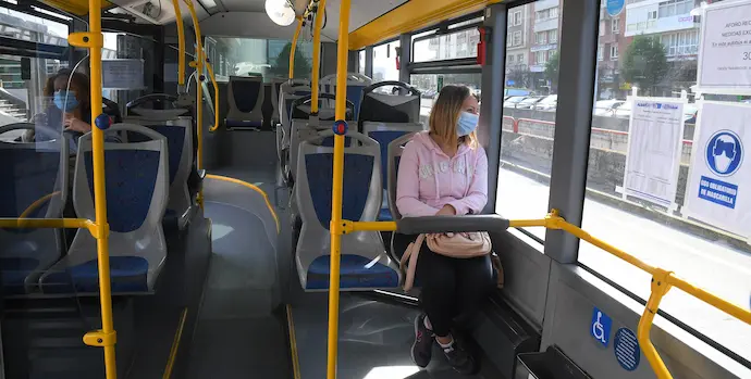 Varias personas en el interior de un autob&uacute;s en Santander. / HARDY
