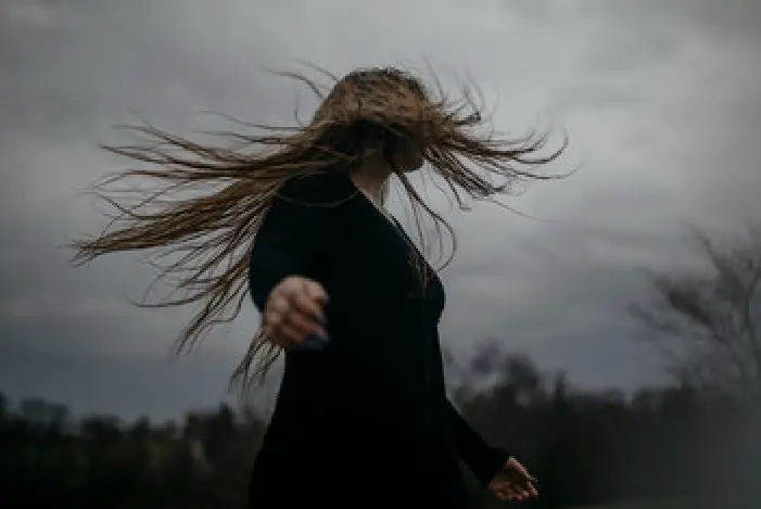 Una mujer al viento.
