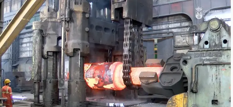 Un trabajador en la empresa de Reinosa Forgings & Castings. / ALERTA