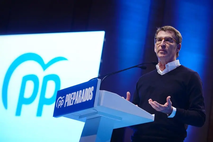 El candidato a la presidencia del Partido Popular, Alberto N&uacute;&ntilde;ez Feij&oacute;o, participa este s&aacute;bado en Valladolid en un acto p&uacute;blico de cara al congreso nacional extraordinario que tendr&aacute; lugar los d&iacute;as 1 y 2 de abril en Sevilla. EFE/Nacho Gallego