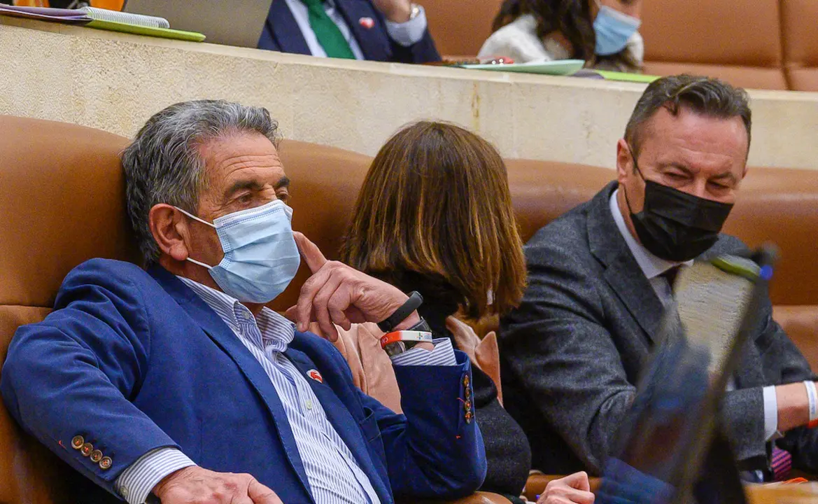 El presidente de Cantabria, Miguel &Aacute;ngel Revilla (c), asiste a la sesi&oacute;n plenaria de este lunes en el Parlamento de Cantabria.Puente Hoyos