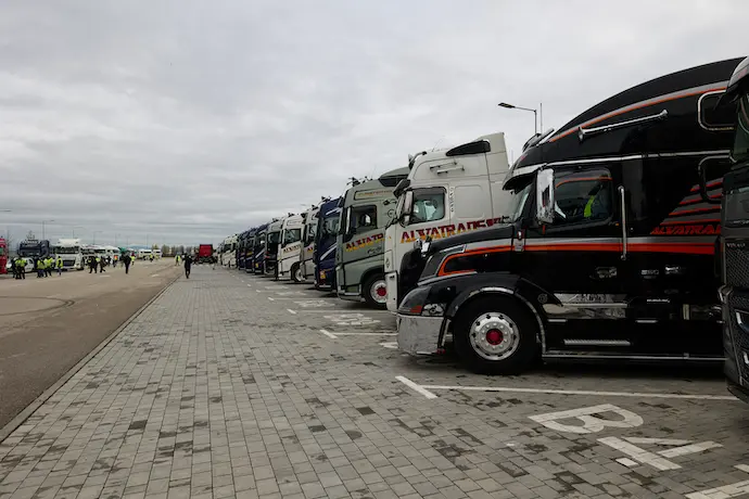 Varios camiones estacionados en el Wanda Metropolitano, durante el d&eacute;cimo d&iacute;a de paro nacional de transportistas. Jes&uacute;s Hell&iacute;n / Europa Press