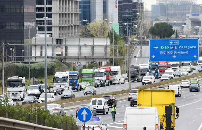 Varios camiones en una marcha por la M-40 durante el und&eacute;cimo d&iacute;a de paro nacional de transportistas, a 24 de marzo de 2022, en Madrid (Espa&ntilde;a). Se trata de un paro indefinido, convocado a nivel nacional por la Plataforma para la Defensa del Sector de Transporte de Mercanc&iacute;as por Carretera Nacional e Internacional. Los transportistas protestan por la "grav&iacute;sima" situaci&oacute;n del sector y unas condiciones laborales "inadmisibles", a lo que se suma el alza del precio de los combustibles, acentuada por la invasi&oacute;n rusa de Ucrania. El d&iacute;a de hoy est&aacute; marcado por una reuni&oacute;n del Gobierno en Madrid con el Comit&eacute; Nacional del Transporte por Carretera con el fin de acordar un marco com&uacute;n de soluciones a escala comunitaria.
24 MARZO 2022;TRANSPORTISTAS;NEGOCIACIONES;GOBIERNO;PARO;HUELGA
Gustavo Valiente / Europa Press
24/3/2022