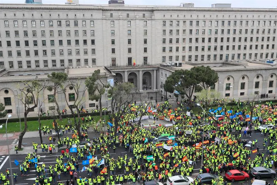 La plataforma de transportistas de mercanc&iacute;as que convoc&oacute; el paro del sector se manifiesta en Madrid para que el Gobierno "visualice a las miles de familias" que representa el colectivo. EFE/Fernando Alvarado