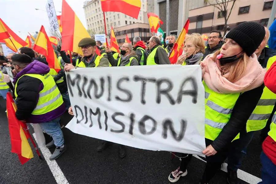 La entidad convocante del paro de los transportistas de mercanc&iacute;as por carretera ve insuficientes las medidas recogidas en el acuerdo suscrito por el Gobierno y el comit&eacute; nacional del transporte, y se ha concentrado este viernes a las puertas del Ministerio. / EFE