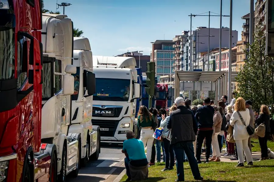 Los peque&ntilde;os transportistas han colapsado en la ma&ntilde;ana de este jueves con sus camiones algunas de las calles del centro de Santander con una manifestaci&oacute;n a marcha lenta para protestar por el alto precio de los carburantes. EFE/Rom&aacute;n G. Aguilera