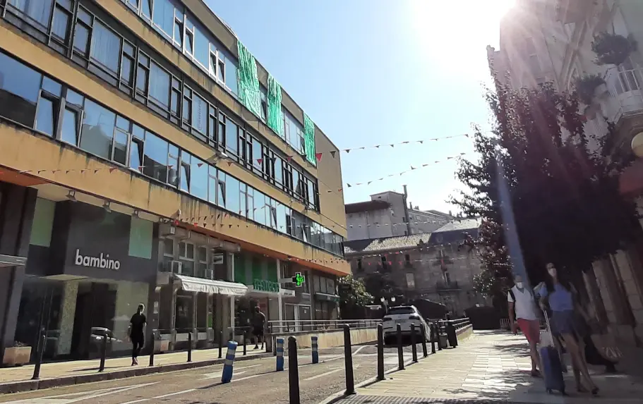 Entrada del aparcamiento en el Boulevar Demetrio Herrero de Torrelavega. / ALERTA