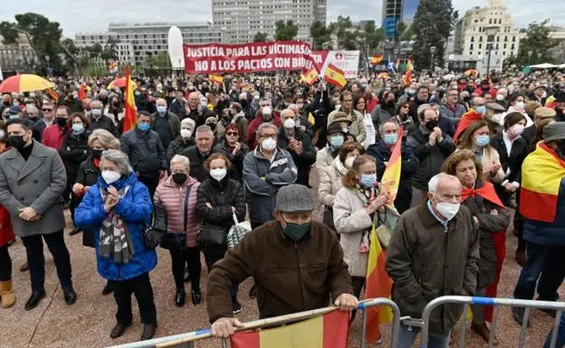 Miles de personas en la manifestaci&oacute;n convocada por la Asociaci&oacute;n V&iacute;ctimas del Terrorismo (AVT) / AFP