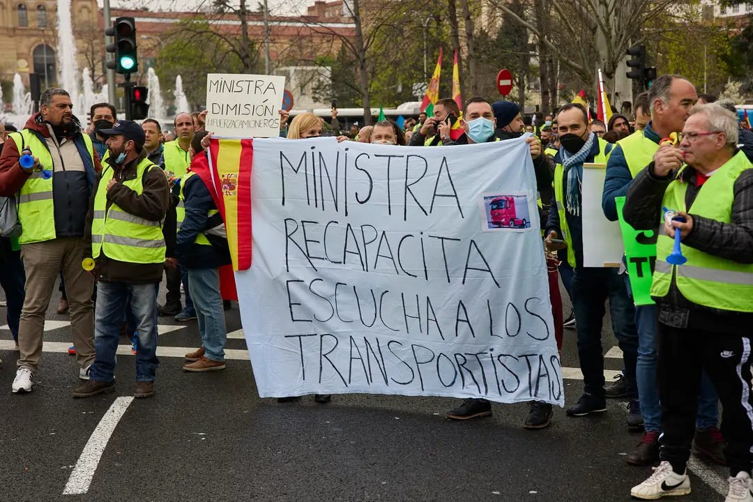 Varias personas sostienen una pancarta donde se puede leer "Ministra recapacita, escucha a los transportistas" en una manifestaci&oacute;n por el sector del transporte, en el Ministerio de Transportes, a 25 de marzo de 2022, en Madrid (Espa&ntilde;a). Con el paro del transporte encarando su doceava jornada, los transportistas se manifiestan en una marcha convocada por la Plataforma Nacional en Defensa del Sector.