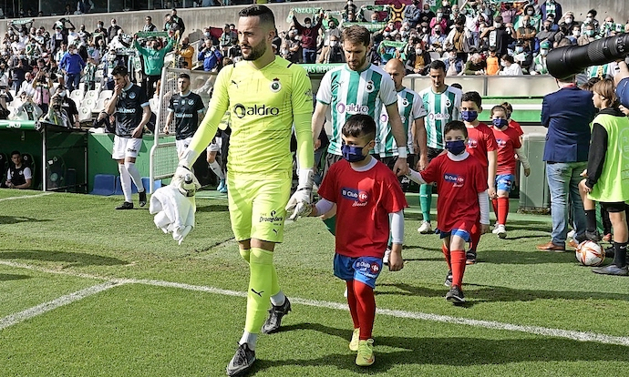 Salida del Racing al campo el pasado domingo. / RRC