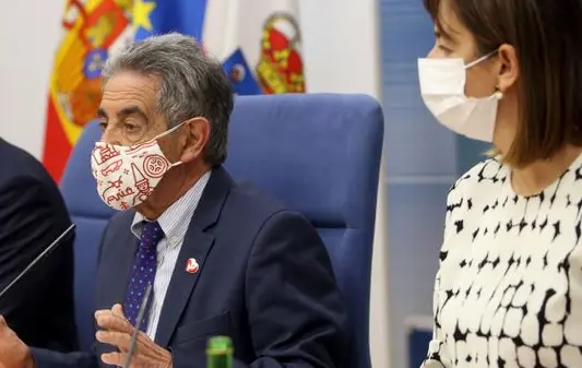 El jefe del Ejecutivo regional, Miguel &Aacute;ngel Revilla (PRC), ha replicado a la consejera de Econom&iacute;a y Hacienda, la socialista Mar&iacute;a S&aacute;nchez. / ALERTA