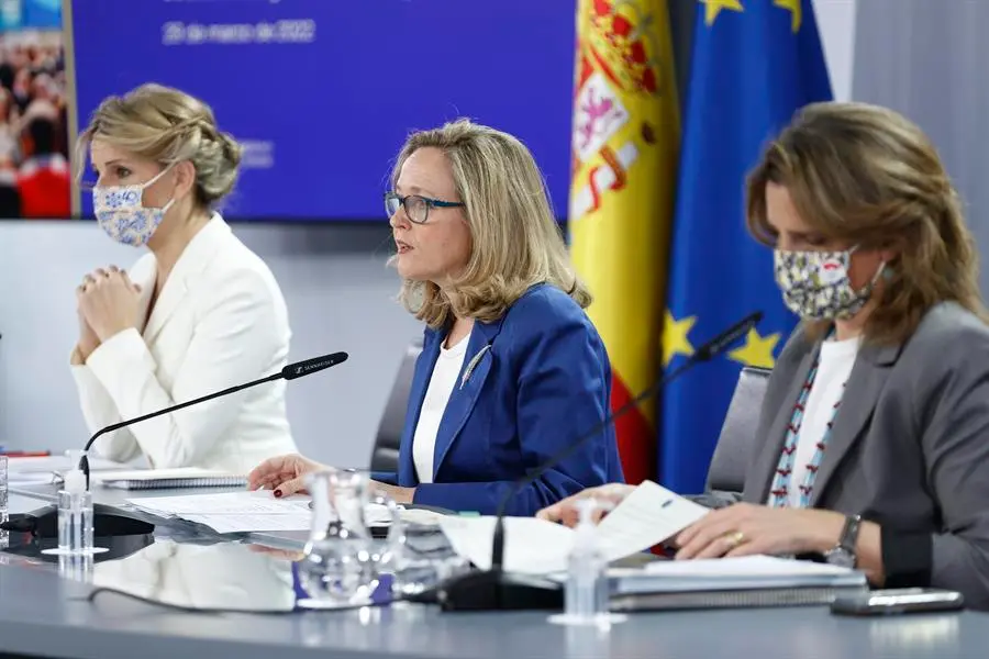(De izq a der) La vicepresidenta segunda y ministra de Trabajo, Yolanda D&iacute;az; la vicepresidenta segunda y ministra de Asuntos Econ&oacute;micos, Nadia Calvi&ntilde;o, y la vicepresidenta tercera y ministra para la Transici&oacute;n Ecol&oacute;gica, Teresa Ribera, dan una rueda de prensa tras la reuni&oacute;n del Consejo de Ministros, este martes, en el complejo del Palacio de la Moncloa, en Madrid. EFE/ Chema Moya