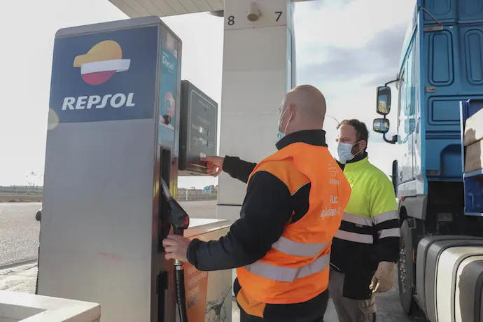 Un trabajador ayuda a una persona que acude a repostar su cami&oacute;n en una gasolinera el d&iacute;a en que ha entrado en vigor la rebaja de 20 c&eacute;ntimos en el litro de la gasolina, a 1 de abril de 2022, en Albacete, Castilla-La Mancha (Espa&ntilde;a). Desde hoy, 1 de abril, se aplica la bonificaci&oacute;n m&iacute;nima de 20 c&eacute;ntimos por litro de combustible para todos los ciudadanos en el territorio espa&ntilde;ol. Del total de la bonificaci&oacute;n, el Estado asumir&aacute; 15 c&eacute;ntimos y las petroleras un m&iacute;nimo de 5 c&eacute;ntimos. Una medida puesta en marcha por el Gobierno hasta el pr&oacute;ximo 30 de junio tras un pacto con los transportistas, como parte del llamado Plan de Respuesta al impacto de la guerra en Ucrania.
01 ABRIL 2022;GASOLINA;DESCUENTO;20 CENTIMOS
Ra&uacute;l Fraile / Europa Press
01/4/2022