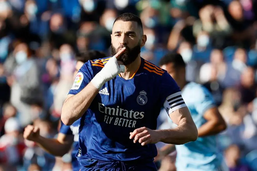 El delantero franc&eacute;s del Real Madrid Karim Benzema celebra el primer gol del equipo madridista ante el Celta, durante el encuentro correspondiente a la jornada 30 de Liga en Primera Divisi&oacute;n que Celta de Vigo y Real Madrid disputan hoy s&aacute;bado en el estadio de Bala&iacute;dos, en Vigo. EFE/Lavandeira