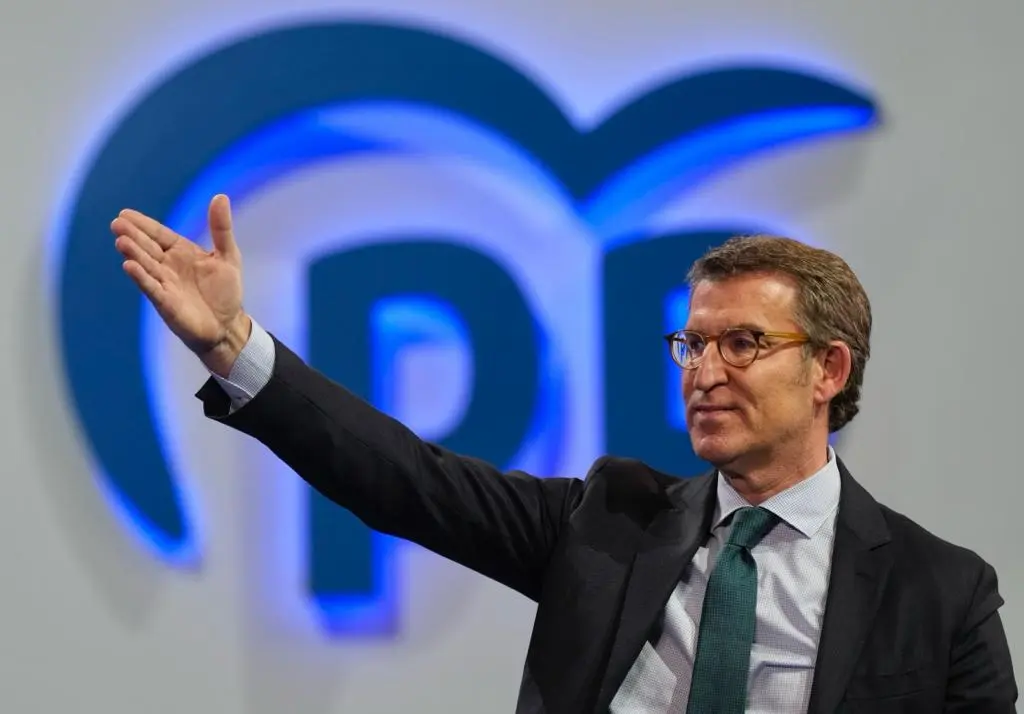 Alberto N&uacute;&ntilde;ez Feij&oacute;o tras su discurso en la segunda jornada del XX Congreso Nacional del PP que se celebra en Sevilla. Alberto N&uacute;&ntilde;ez Feij&oacute;o ha sido elegido este s&aacute;bado nuevo presidente del PP con el 98,35 por ciento de los votos v&aacute;lidos de los compromisarios congregados en la capital andaluza. EFE/Julio Mu&ntilde;oz