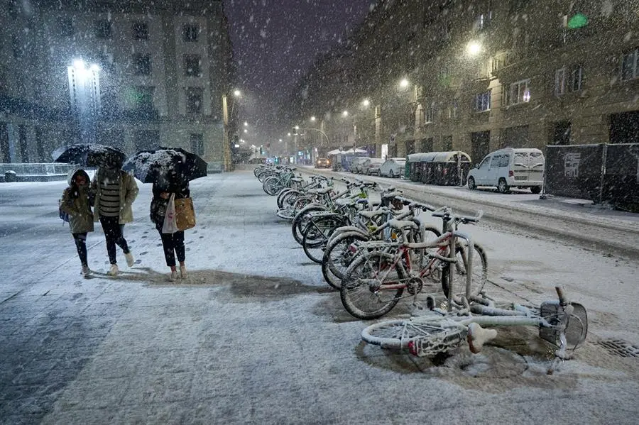 La nieve cae con intensidad este viernes en el centro de la ciudad de Vitoria. Los cielos en el Pa&iacute;s Vasco estar&aacute;n este s&aacute;bado nubosos con chubascos d&eacute;biles a moderados que ocasionalmente pueden ser tormentosos y venir acompa&ntilde;ados de granizo y que remitir&aacute;n por la tarde. EFE/ L. Rico
