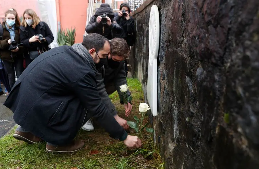 El Gobierno Vasco ha celebrado este s&aacute;bado un acto de homenaje al ni&ntilde;o de 13 a&ntilde;os Jos&eacute; Mar&iacute;a Piris Carballo, asesinado por ETA en Azkoitia hace 42 a&ntilde;os, en el que el hermano de la v&iacute;ctima, Juan Antonio Piris (i), que se traslad&oacute; a Extremadura, en el que se ha reencontrado con Fernando Garc&iacute;a L&oacute;pez (d), compa&ntilde;ero de Jos&eacute; Mar&iacute;a que result&oacute; herido en el atentado. EFE/Javier Etxezarreta