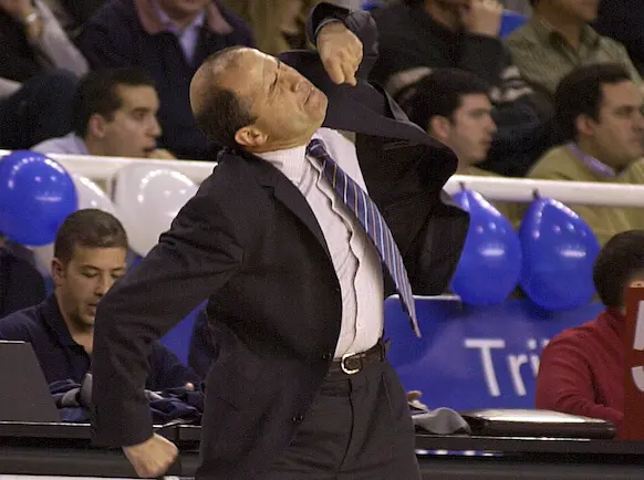 Imagen de archivo del, entonces, entrenador del Real Madrid, Javier Imbroda, un durante partido de la liga ACB, en 2003. EFE/Alberto Mart&iacute;n